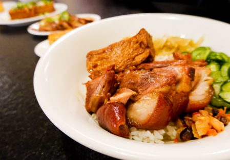 【台北美食】24小時古早味料理「西門麵店」特色餐廳／必吃銷魂豬腳飯、蛋包滷肉飯