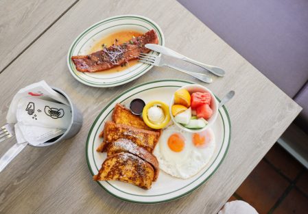 【樂子the Diner】美式早午餐，份量十足。必吃班尼迪克蛋、糖漬培根太后、布里歐法式吐司