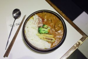 Read more about the article 台北大安TAKEOUT CURRY SHOP咖哩專門店／大人味的濃郁系咖哩飯／貓控必吃濃厚布丁