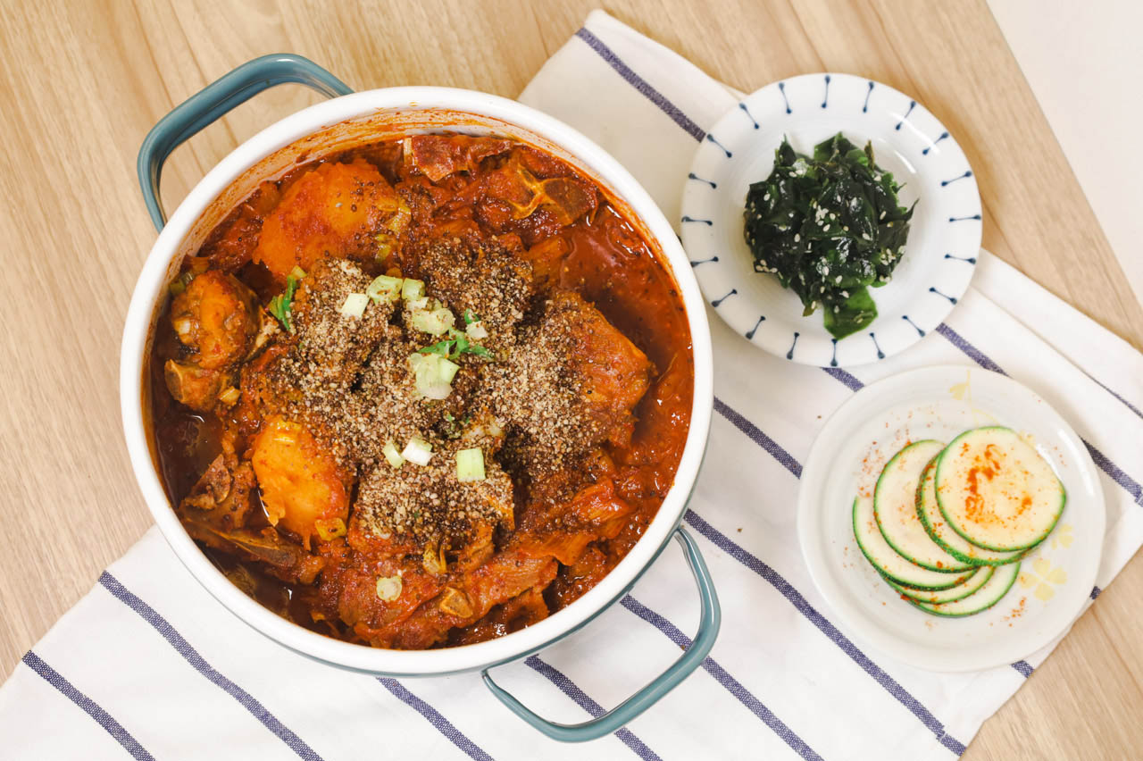 道地風味！韓式馬鈴薯燉排骨食譜，做法超簡單，一鍋燉煮直接上桌的美味